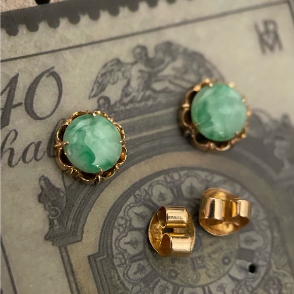 Mid-century 14kt solid gold green jade scalloped floral collet stud earrings - Picture 3 of 8